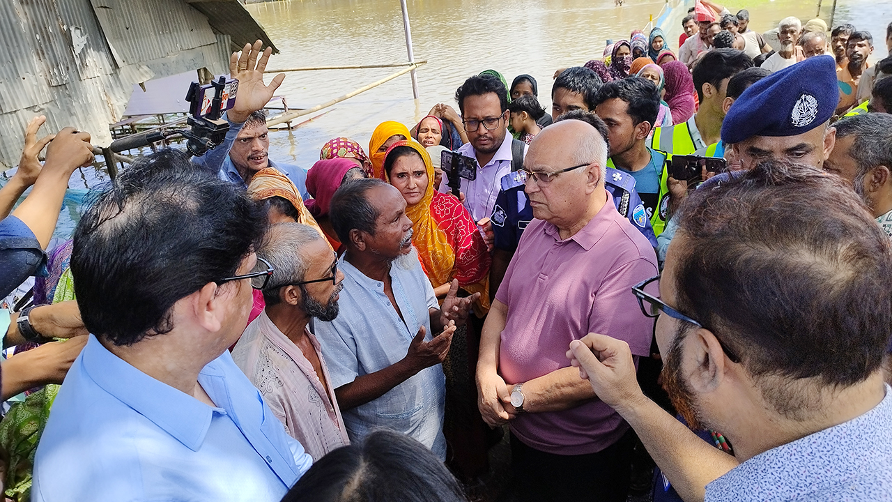 ফেনীতে বন্যা দুর্গত এলাকা পরিদর্শনে উপদেষ্টা ফারুক-ই-আজম