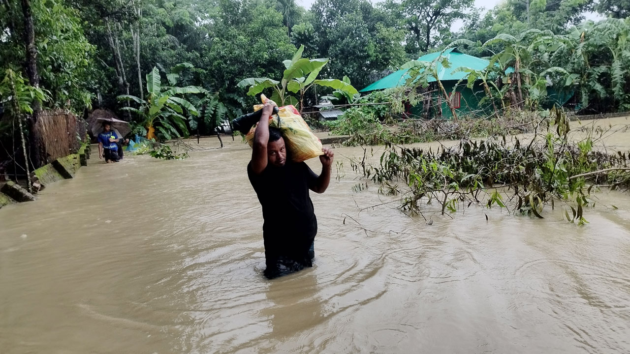 ফেনীতে দুর্গত এলাকায় শুকনো খাবার ও সুপেয় পানির সংকট