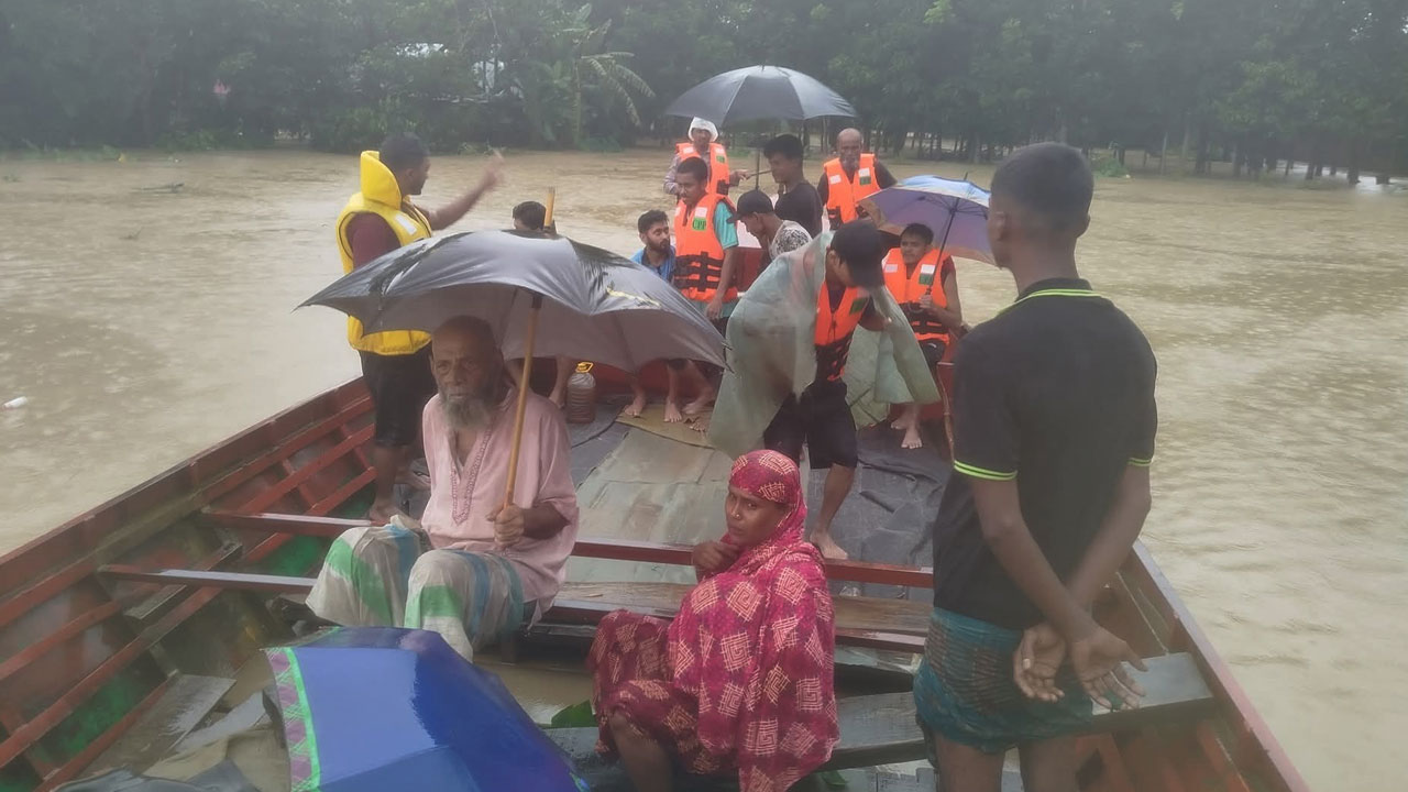 ফেনীতে কমছে নদীর পানি, প্লাবিত অঞ্চলে ভোগান্তি