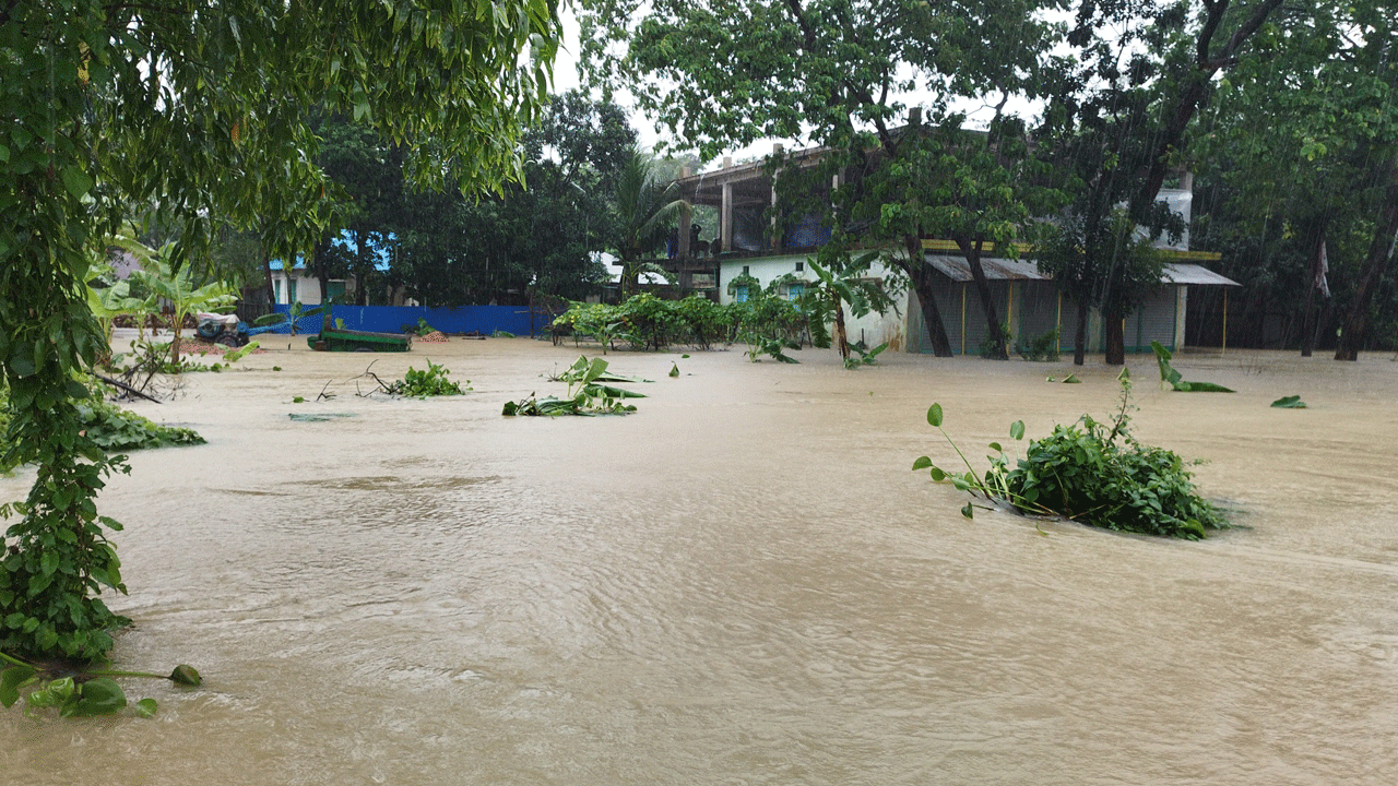 তীব্র স্রোতে ডুবছে সব, গত বছরের মতো বন্যার আতঙ্ক ফেনীতে