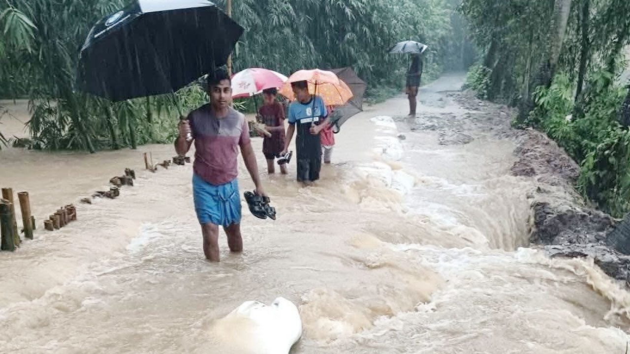 ফেনীতে বন্যা নিয়ন্ত্রণ বাঁধে ভাঙন, লোকালয়ে ঢুকছে পানি