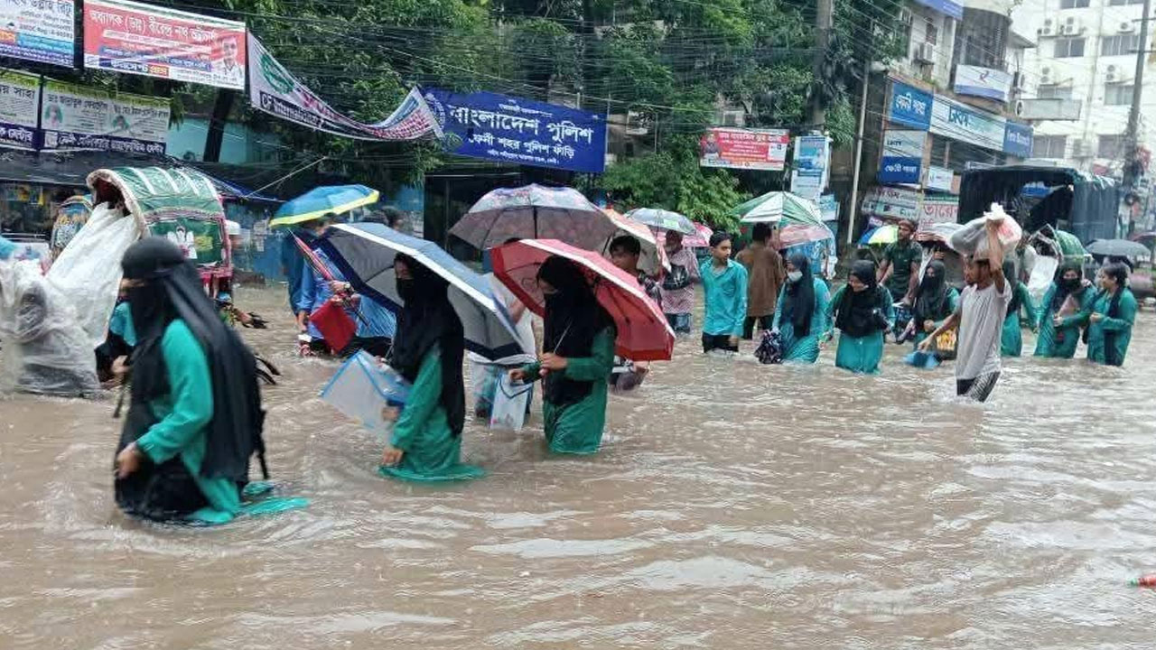 রেকর্ড ৩৪৭ মিলিমিটার বৃষ্টিতে ‘ডুবতে’ বসেছে ফেনী শহর