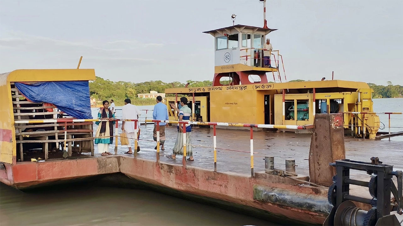বাউফলে ফেরিতে অতিরিক্ত ভাড়া আদায়, ইজারা বাতিল করলো সওজ