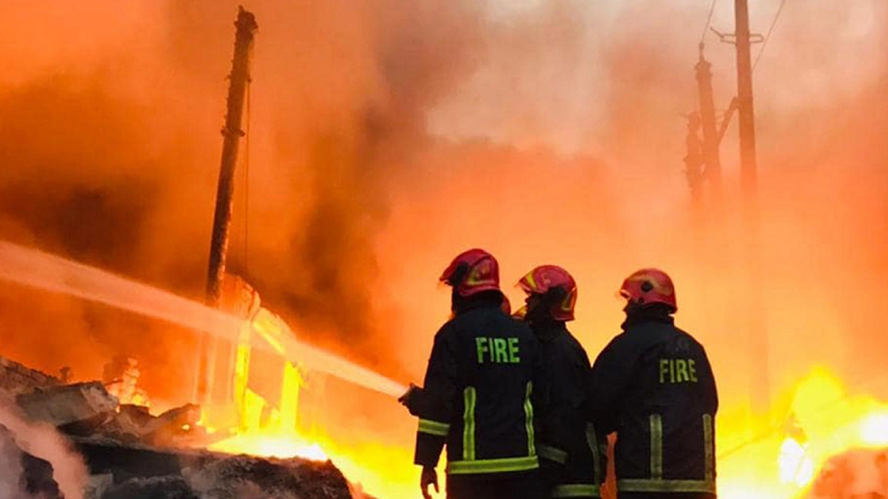 টিকাটুলিতে কেমিক্যাল গোডাউনে লাগা আগুন নিয়ন্ত্রণে