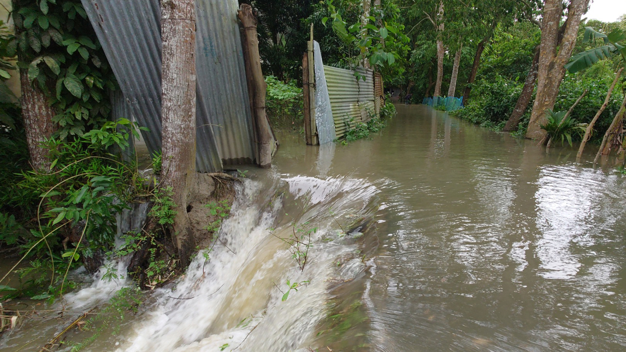 মেঘনার পানি বিপৎসীমার ওপরে, উপকূলীয় অঞ্চল প্লাবিত