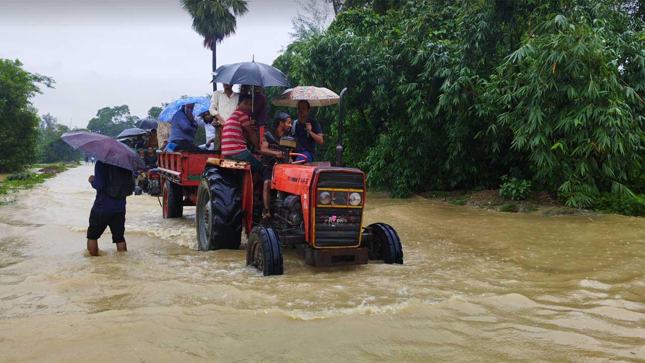 সড়কে পানি : বন্যা-দুর্গত এলাকায় যাতায়াতে ভরসা ট্রাক-পিকআপ