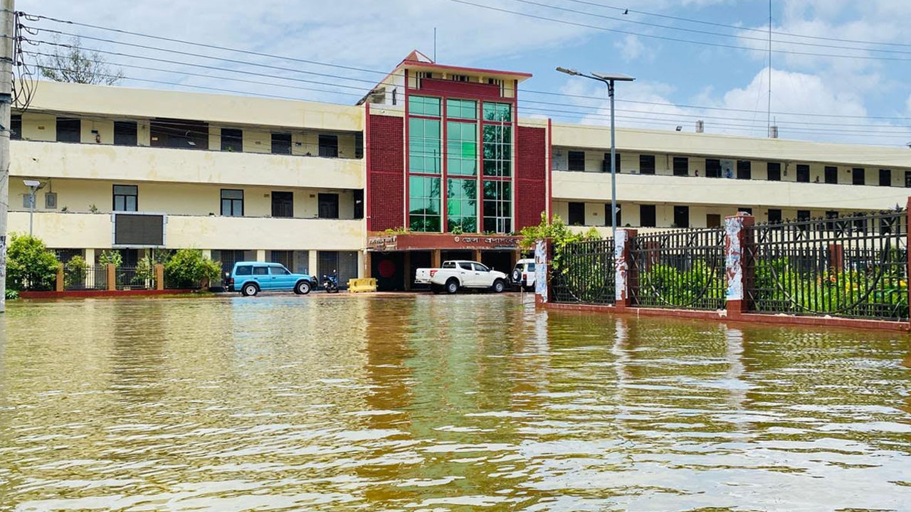 নোয়াখালীতে রোদের দেখা, জলাবদ্ধতায় এখনো ভোগান্তি