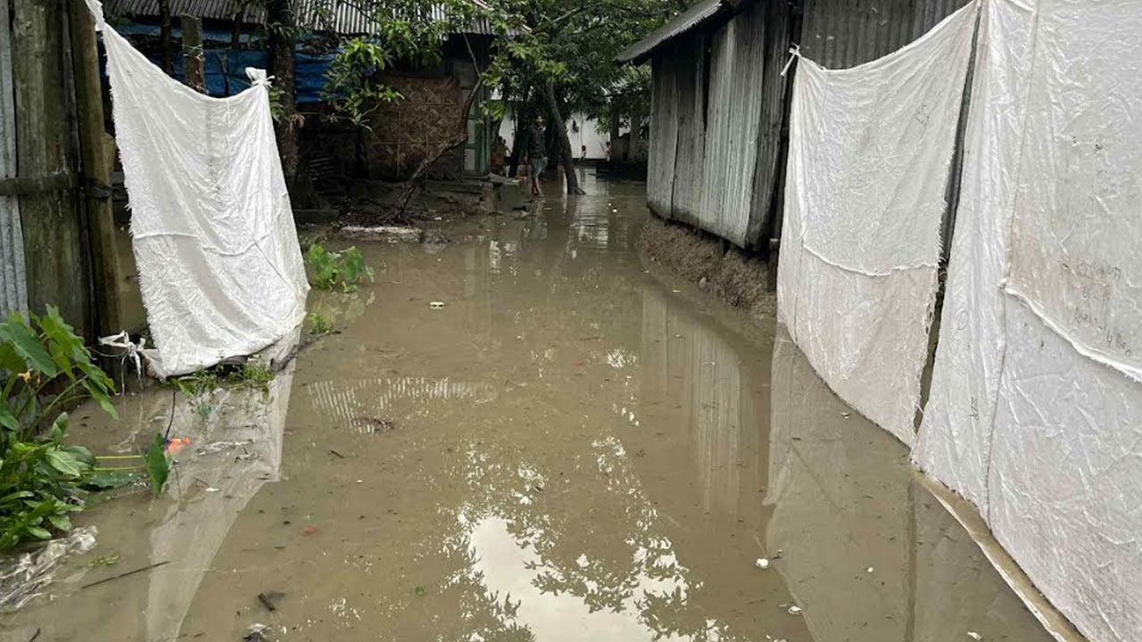 নোয়াখালীতে পানিবন্দি ৪২ হাজার পরিবার, ক্ষতিগ্রস্ত ২ লাখ মানুষ
