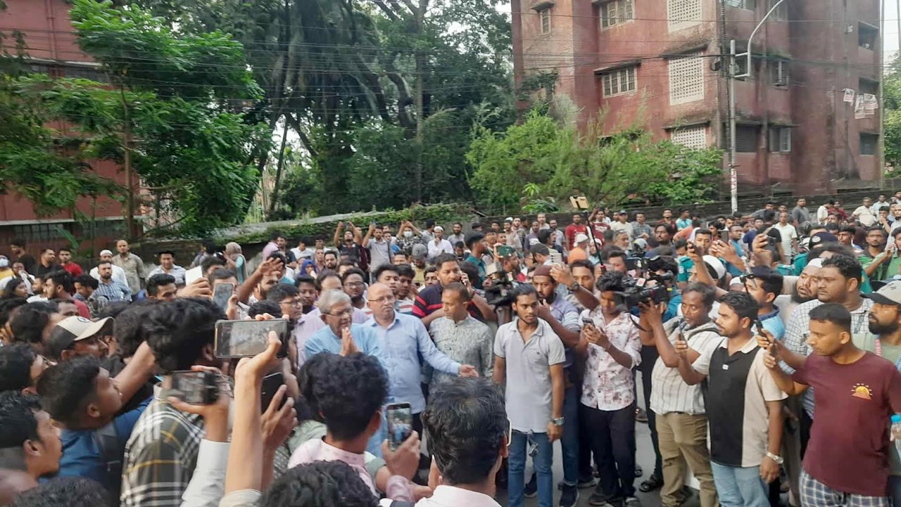 উত্তরায় বিমান বিধ্বস্ত : আহতদের দেখতে বার্ন ইউনিটে মির্জা ফখরুল