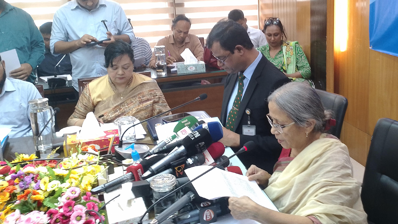 ইলিশের দাম বেশি হওয়ার কারণ সরবরাহ কম ও চাঁদাবাজি : উপদেষ্টা