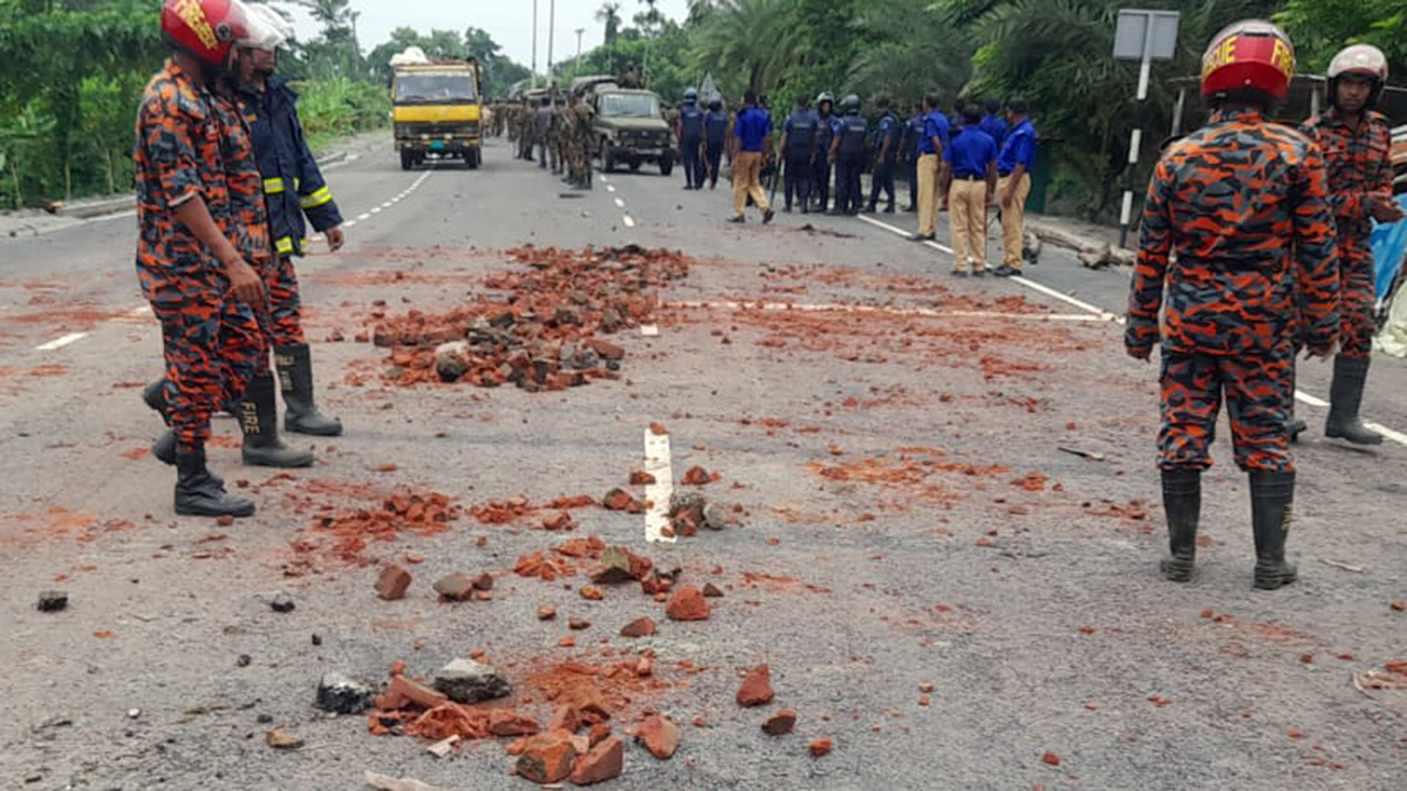 এনসিপির পদযাত্রা ঘিরে সড়কে ককটেল বিস্ফোরণ ও গাছের গুঁড়ি ফেলে সড়ক অবরোধ