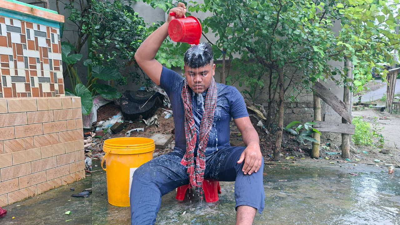 গোপালগঞ্জে দুধ দিয়ে গোসল করে ছাত্রলীগ নেতার পদত্যাগ