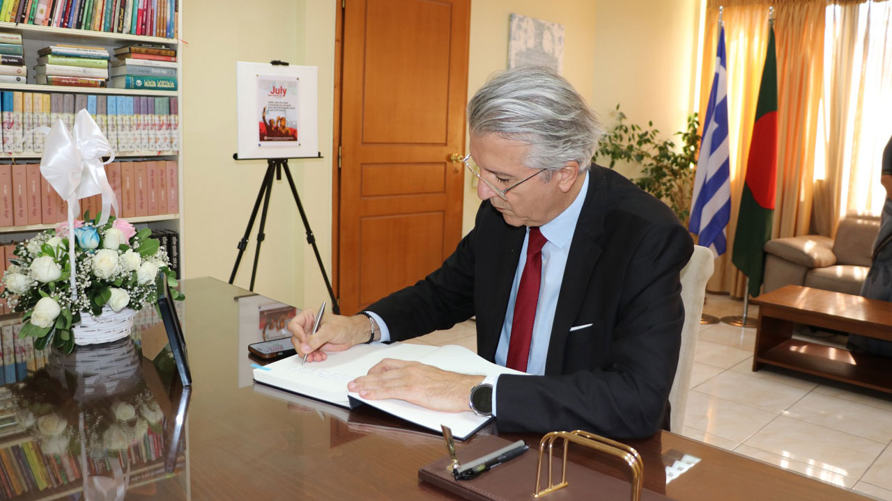 বিমান বিধ্বস্তে নিহতদের স্মরণে গ্রিসে শোক বই স্বাক্ষরের আয়োজন