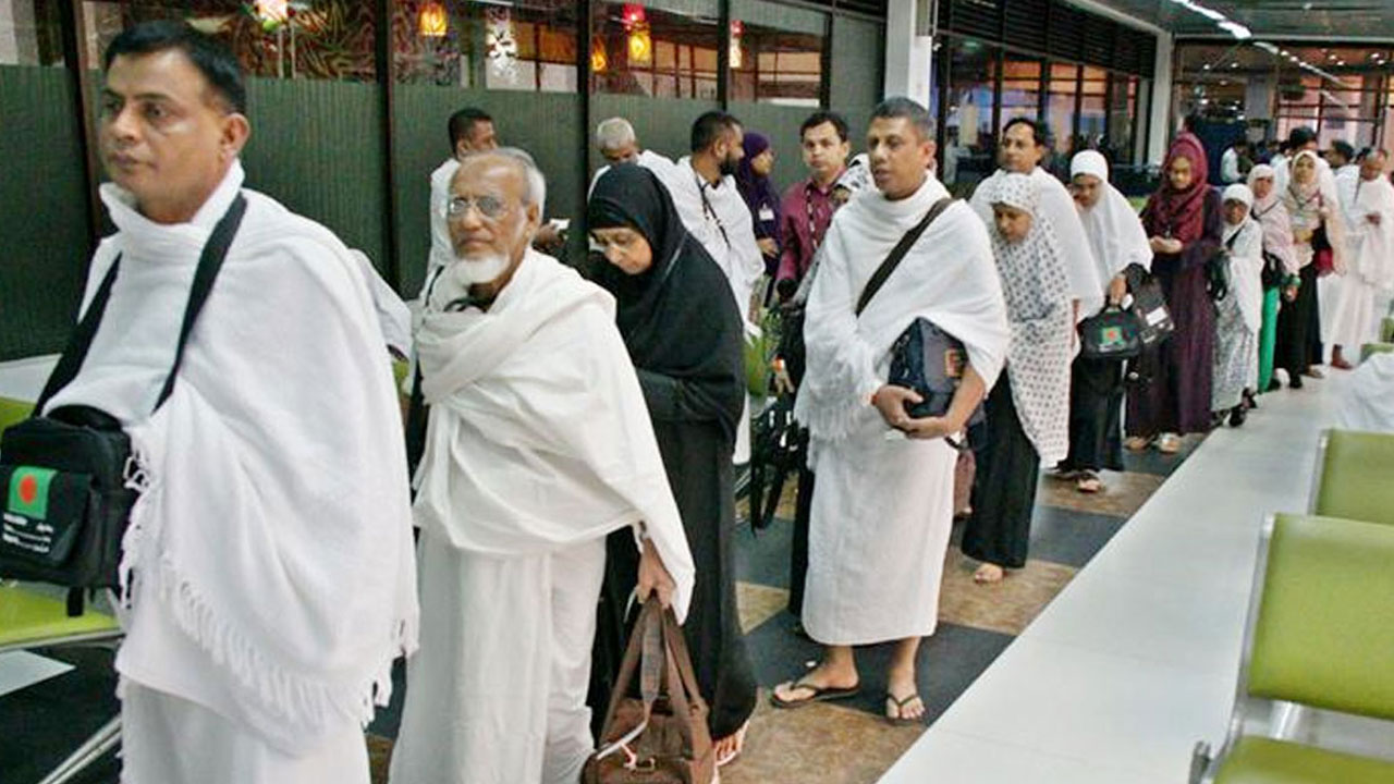 হজ পালন শেষে দেশে ফিরেছেন ৬৫৫৭৩ হাজি