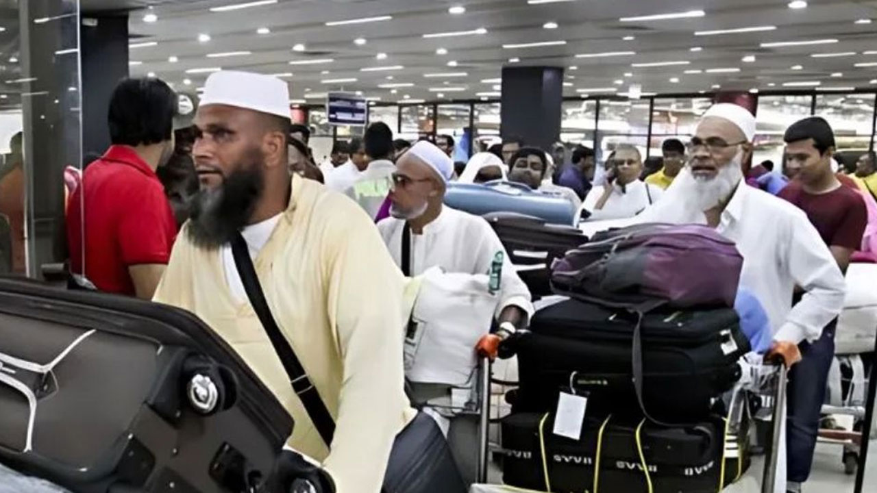 হজ পালন শেষে দেশে ফিরেছেন ৭৬৭৬৮ হাজি