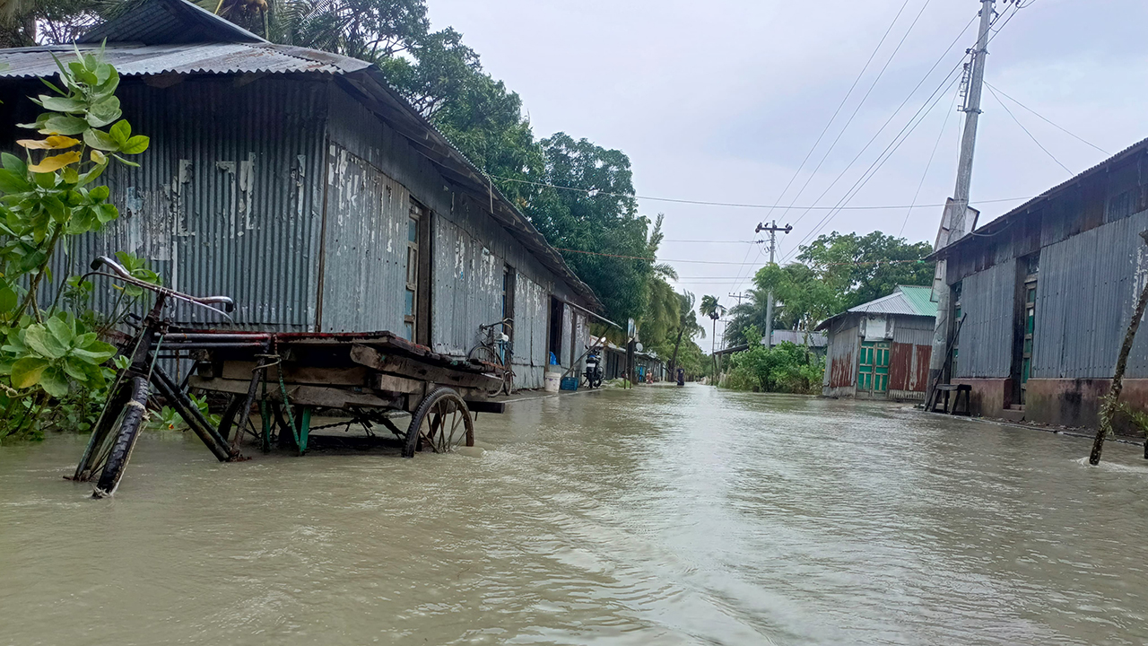 অতিরিক্ত জোয়ারে তলিয়ে গেছে নিঝুম দ্বীপ, ভেসে গেছে মাছের ঘের