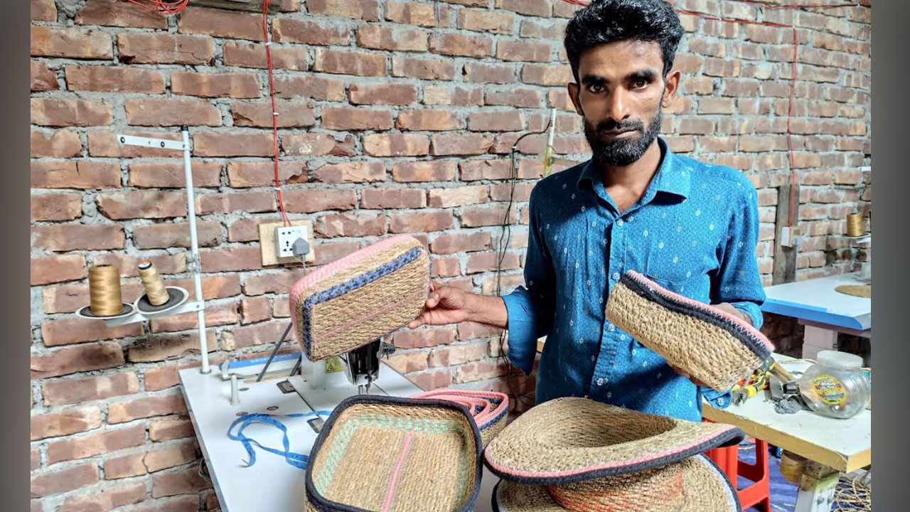 ওমানফেরত আল আমিন, কারুপণ্যে গড়েছেন সফলতার গল্প