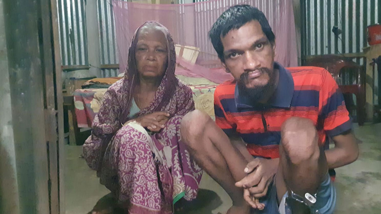 ৩০ বছর ধরে শিকলে বন্দি সন্তান, ভিক্ষা করে খাওয়ান মা