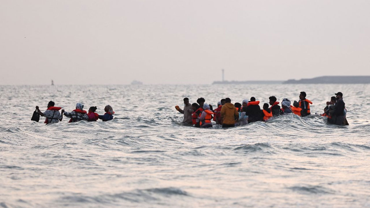 অভিবাসন নিয়ে ফ্রান্স-ব্রিটেন নতুন চুক্তিকে ঘিরে তীব্র সমালোচনা