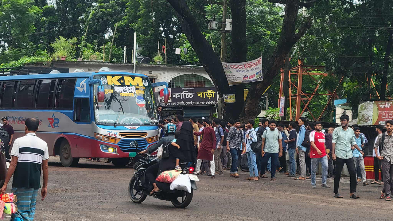 ইসলামী বিশ্ববিদ্যালয়ের ছাত্রীকে মারধরের অভিযোগ, ৪ বাস আটক