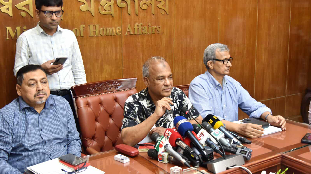 গোপালগঞ্জের ঘটনায় গণগ্রেপ্তার হচ্ছে না : স্বরাষ্ট্র উপদেষ্টা