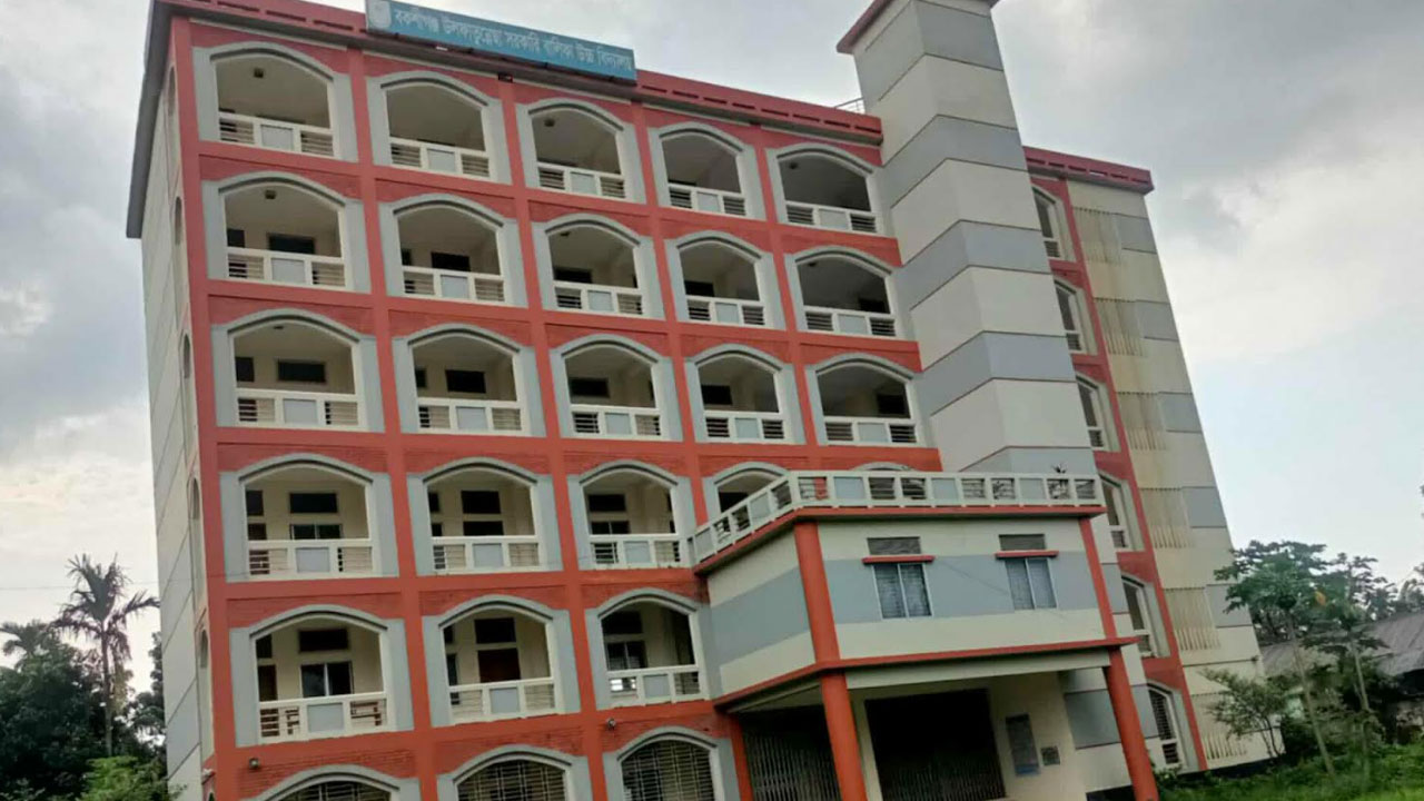 হঠাৎ বিদ্যালয়ের ৬তলা ভবন থেকে ঝাঁপ দিলো এক ছাত্রী!