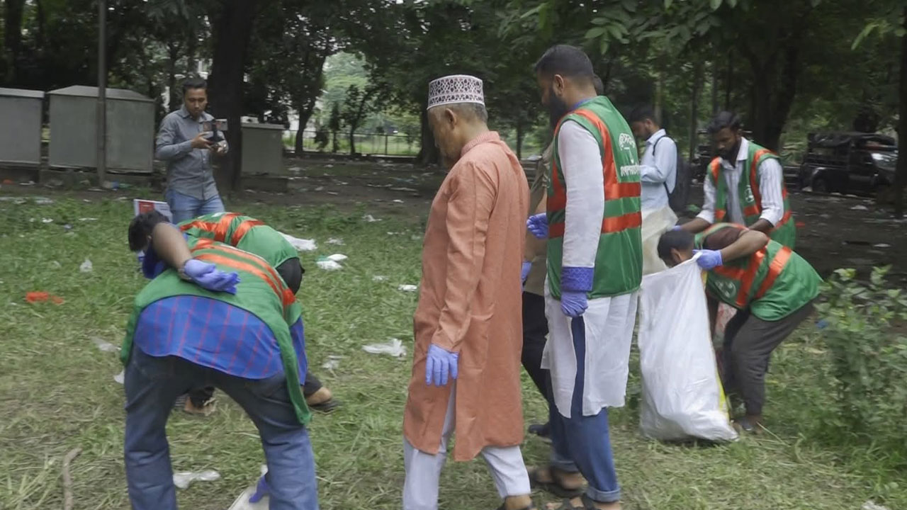 সোহরাওয়ার্দী উদ্যান পরিষ্কার করছে জামায়াত, সরানো হচ্ছে ব্যানার-ফেস্টুন