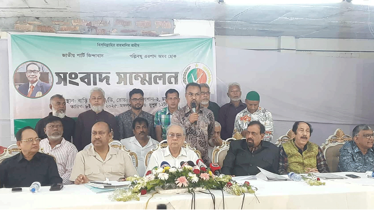 ‘একা বউয়ের সাথে সংসার করা যায়, রাজনীতি করা যায় না’