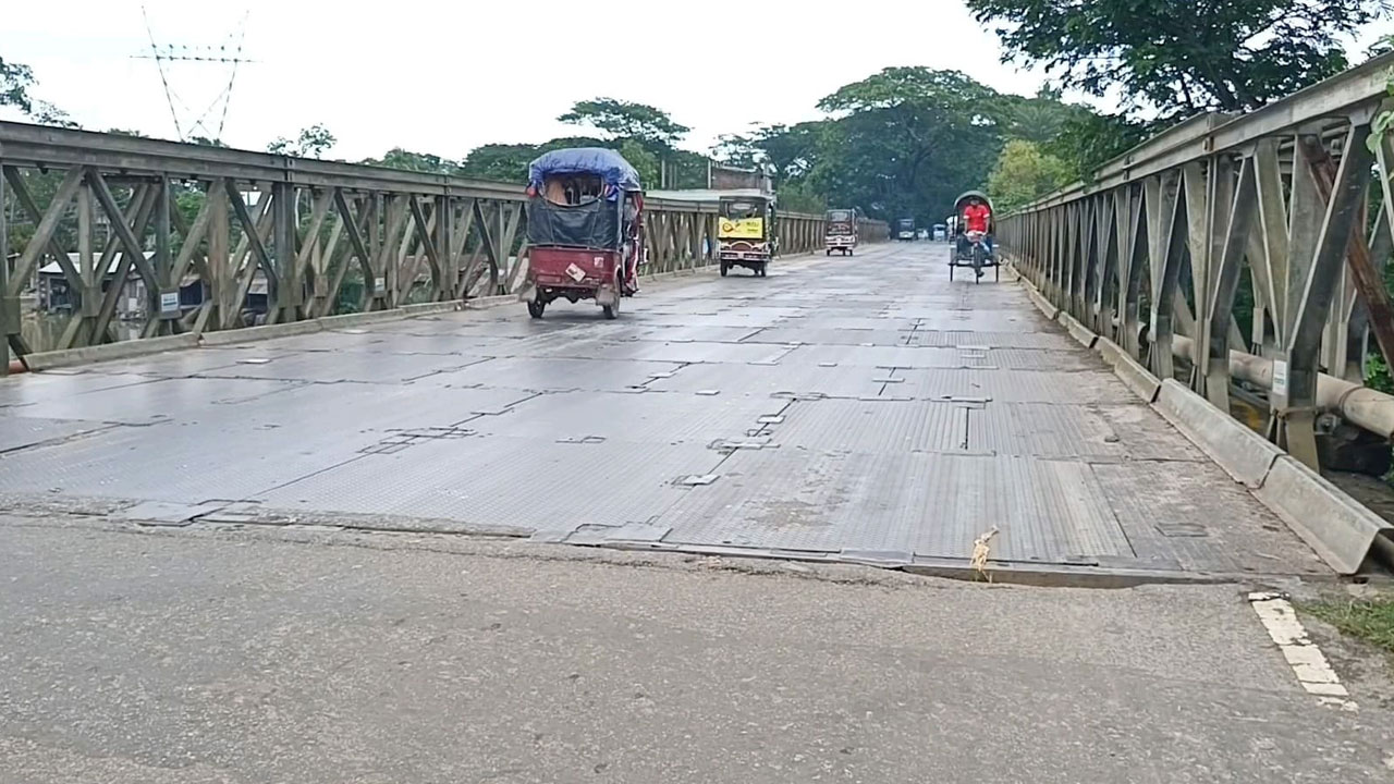 তিন যুগের পুরোনো সেতুটি এখন ‘মৃত্যুফাঁদ’