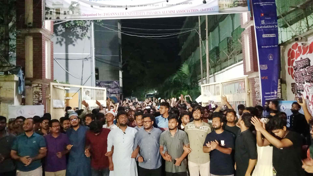 ‘বিএনপির অনেক গুণ, পাথর মেরে মানুষ খুন’ স্লোগানে উত্তাল জবি