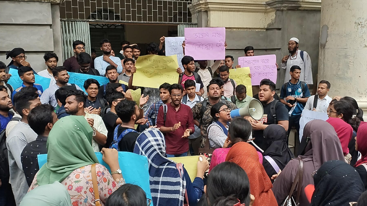 জবিতে ২ শিক্ষকের ওপর ছাত্রদলের হামলার প্রতিবাদে শিক্ষার্থীদের বিক্ষোভ