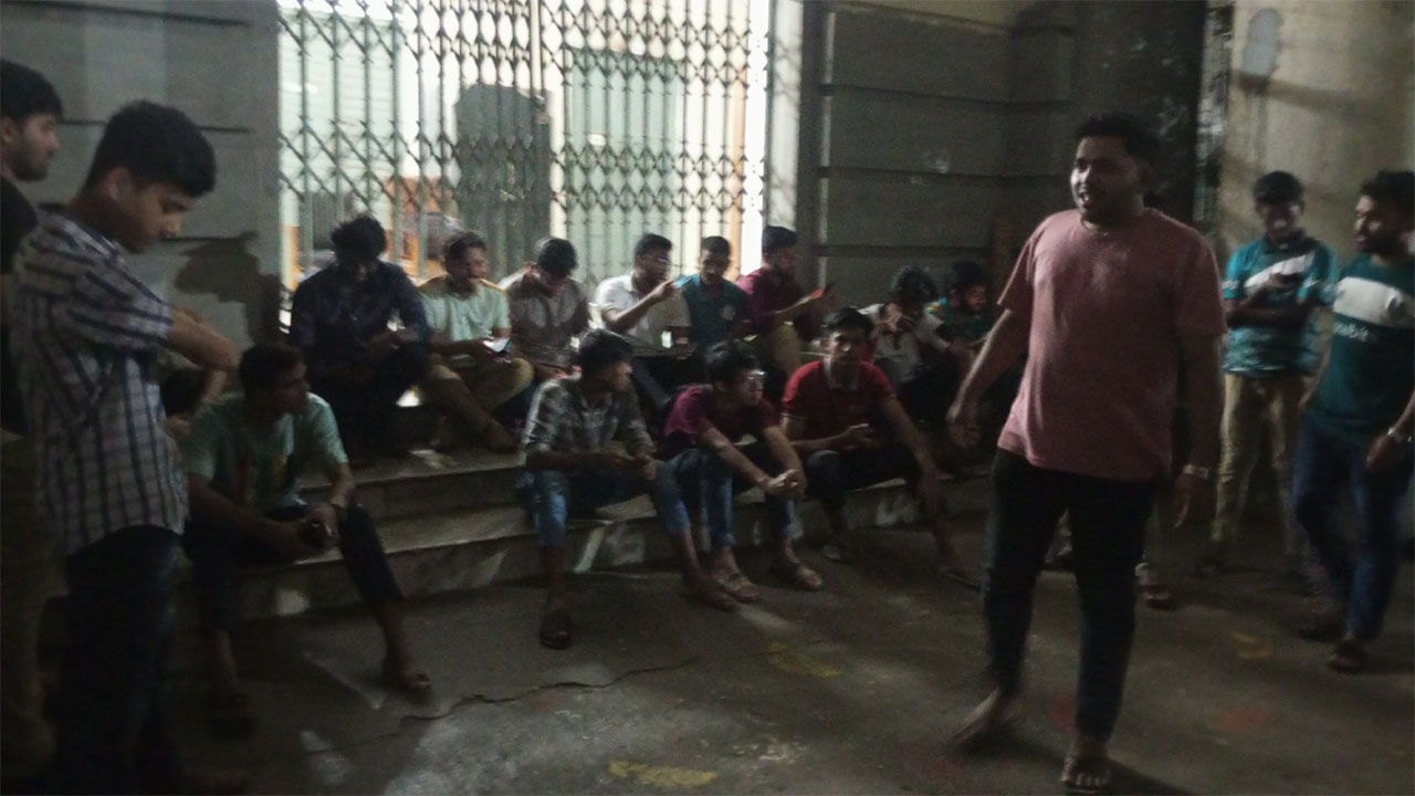 জবির প্রশাসনিক ভবনে তালা লাগিয়ে শিক্ষার্থীদের বিক্ষোভ