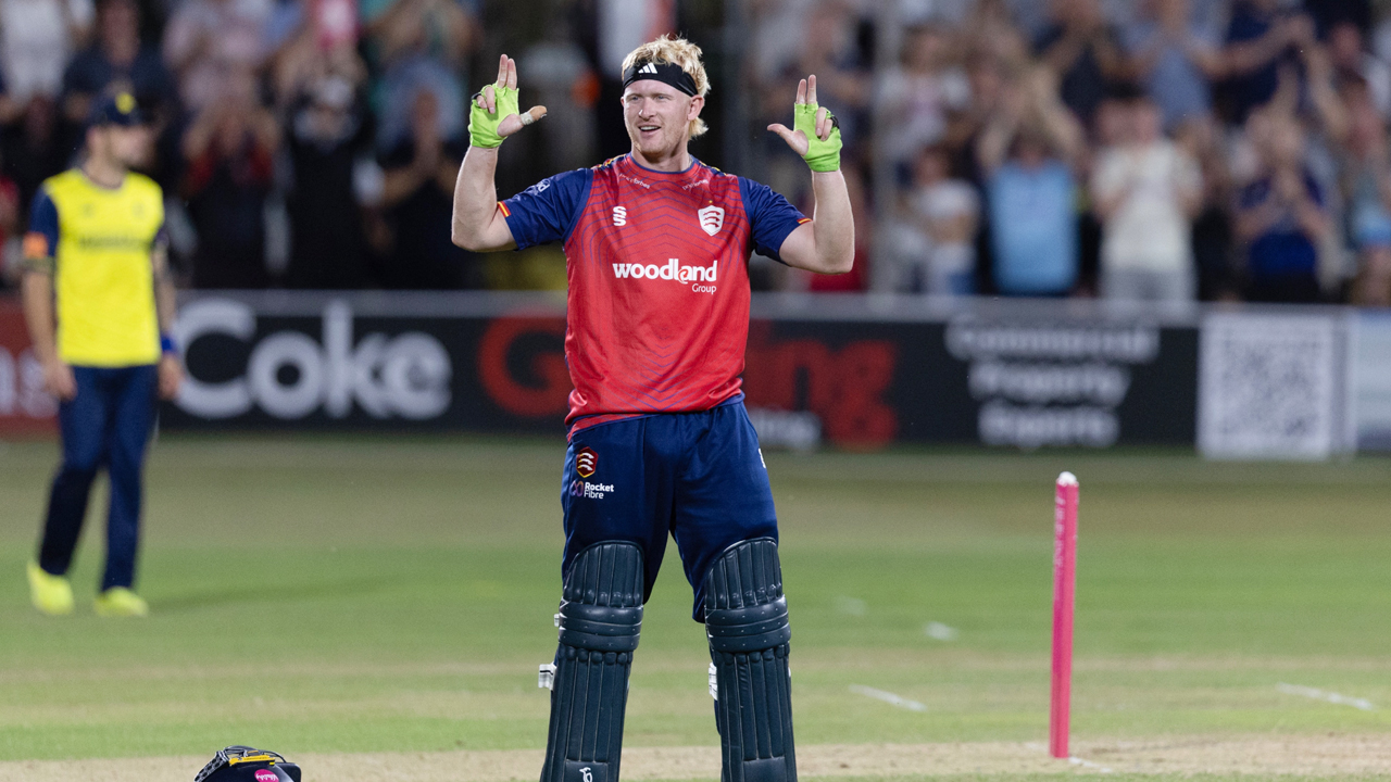 ১১টি করে চার-ছক্কায় কক্সের রেকর্ডগড়া সেঞ্চুরি