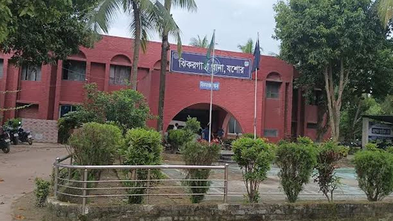 ঝিকরগাছায় বিএনপির দু’গ্রুপের সংঘর্ষ, ছেলে-বাবাসহ ৩ জনকে কুপিয়ে জখম