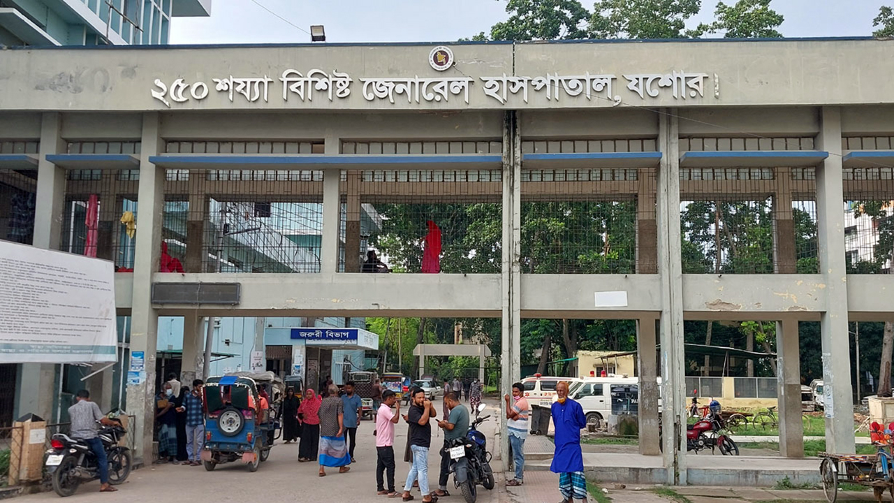 দ্রুতগতির মোটরসাইকেল কেড়ে নিলো যুবকের প্রাণ