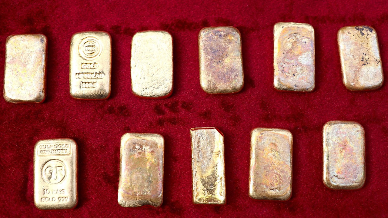 যশোরে দুই কোটি টাকার স্বর্ণের বারসহ আটক তিন