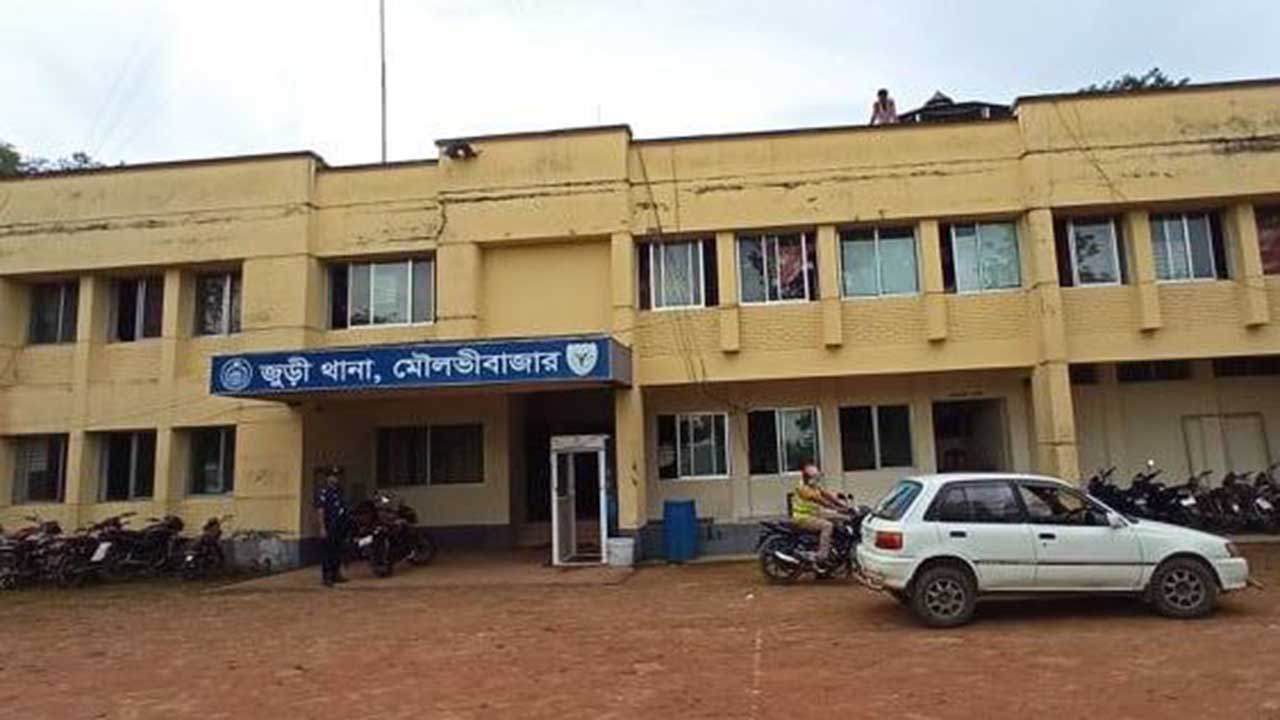 ঘুম থেকে উঠে লিটন দেখে ঘরের মেঝেতে মা আর রাস্তায় পড়ে আছে বাবা