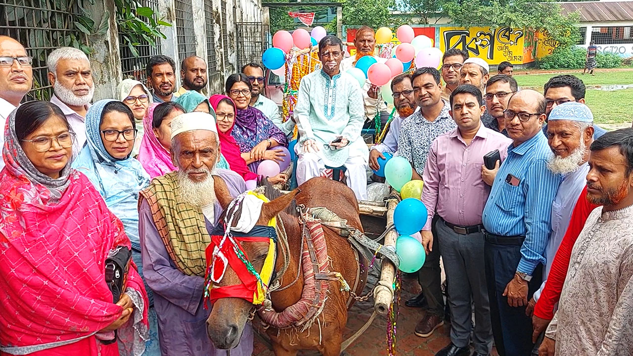 প্রিয় শিক্ষককে ঘোড়ার গাড়িতে চড়িয়ে বিদায়