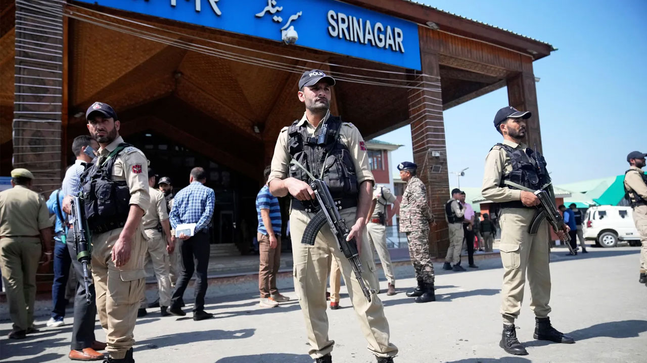 কাশ্মিরে শহীদ দিবস পালন ঠেকাতে মুখ্যমন্ত্রীকে গৃহবন্দি করল ভারত