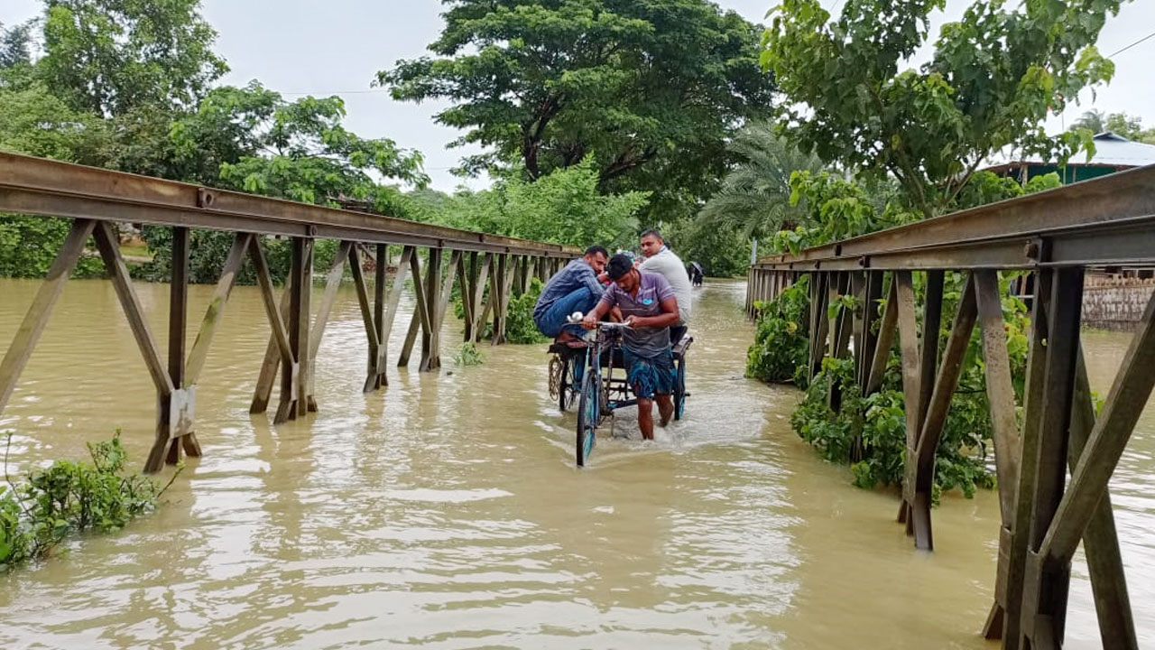 পানিতে তলিয়ে আছে দীঘিনালার কয়েকটি গ্রাম, লংগদুর সঙ্গে সড়ক যোগাযোগ বন্ধ