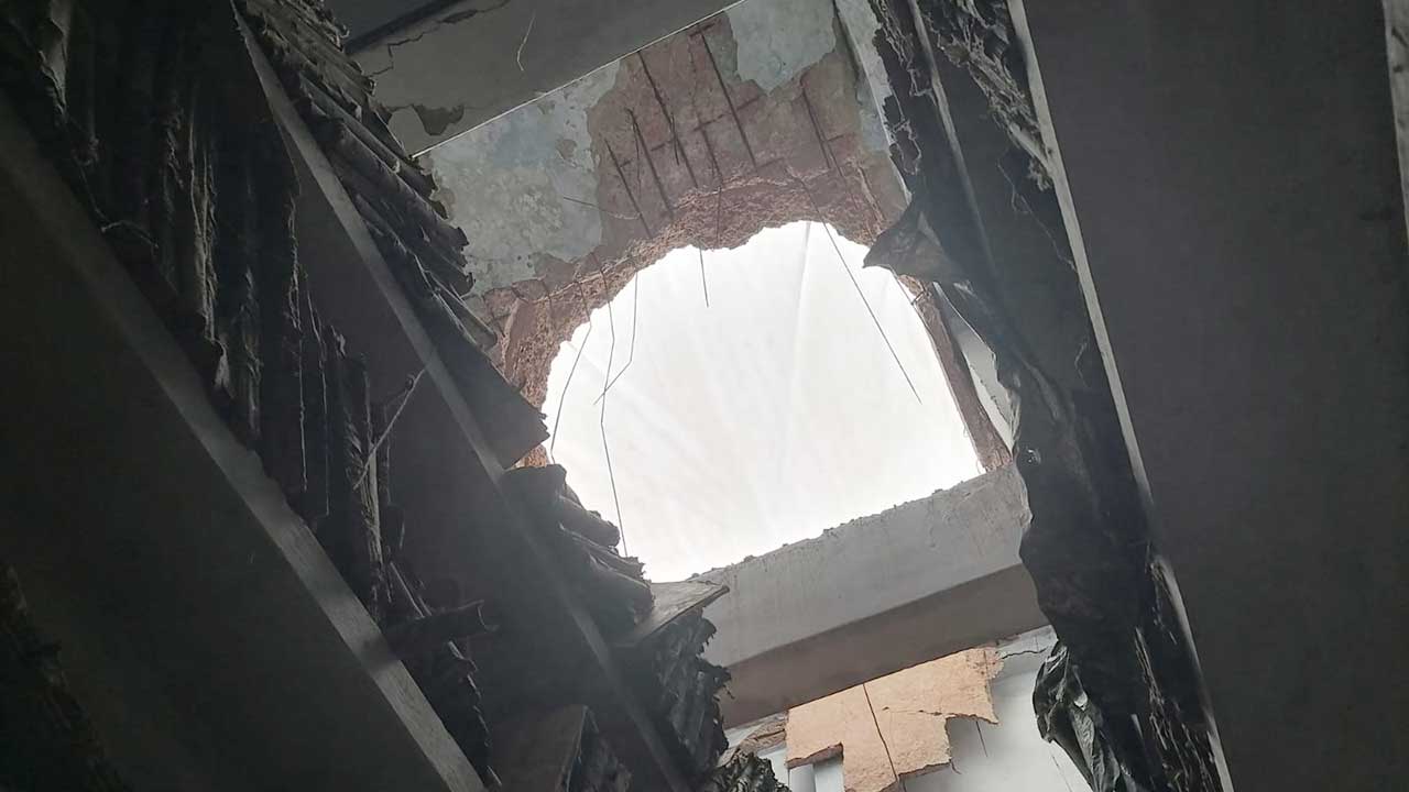 খুলনায় টানা বৃষ্টিতে ধসে পড়ল সাব-রেজিস্ট্রি অফিসের ভবনের ছাদ