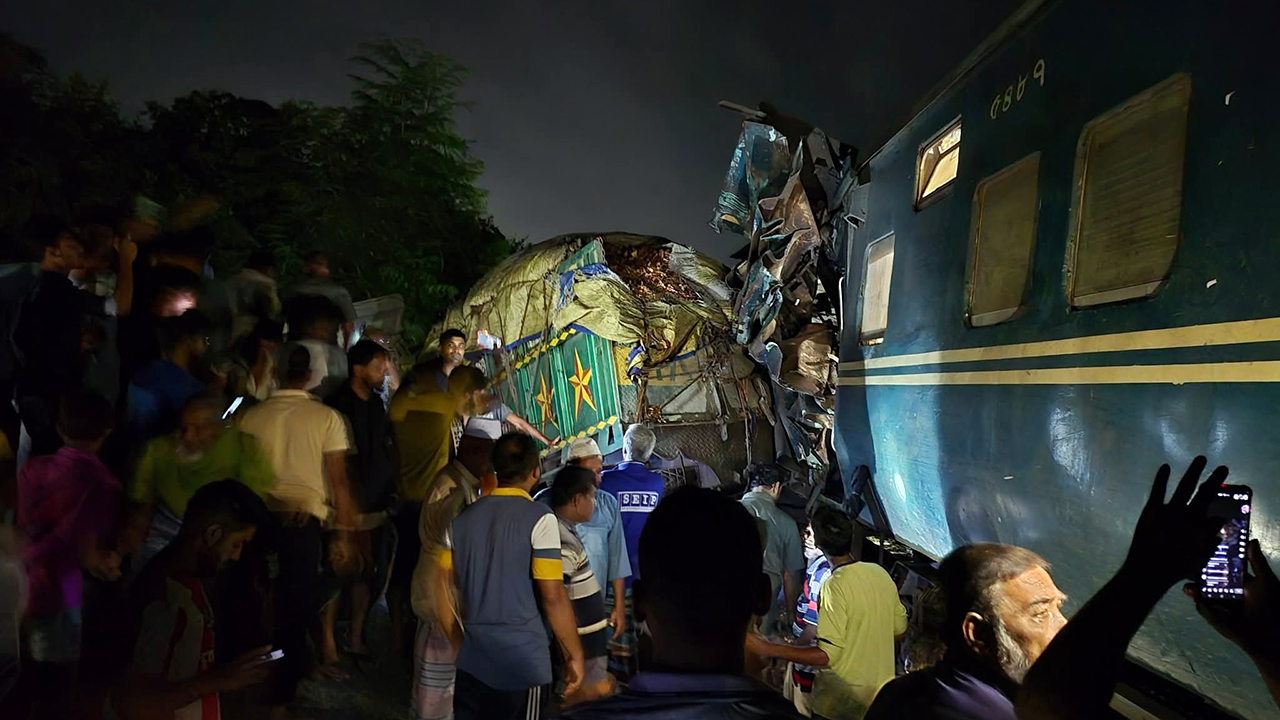 খুলনায় ট্রেন-ট্রাক সংঘর্ষে নিহত ১, সারা দেশের সঙ্গে রেল যোগাযোগ বন্ধ
