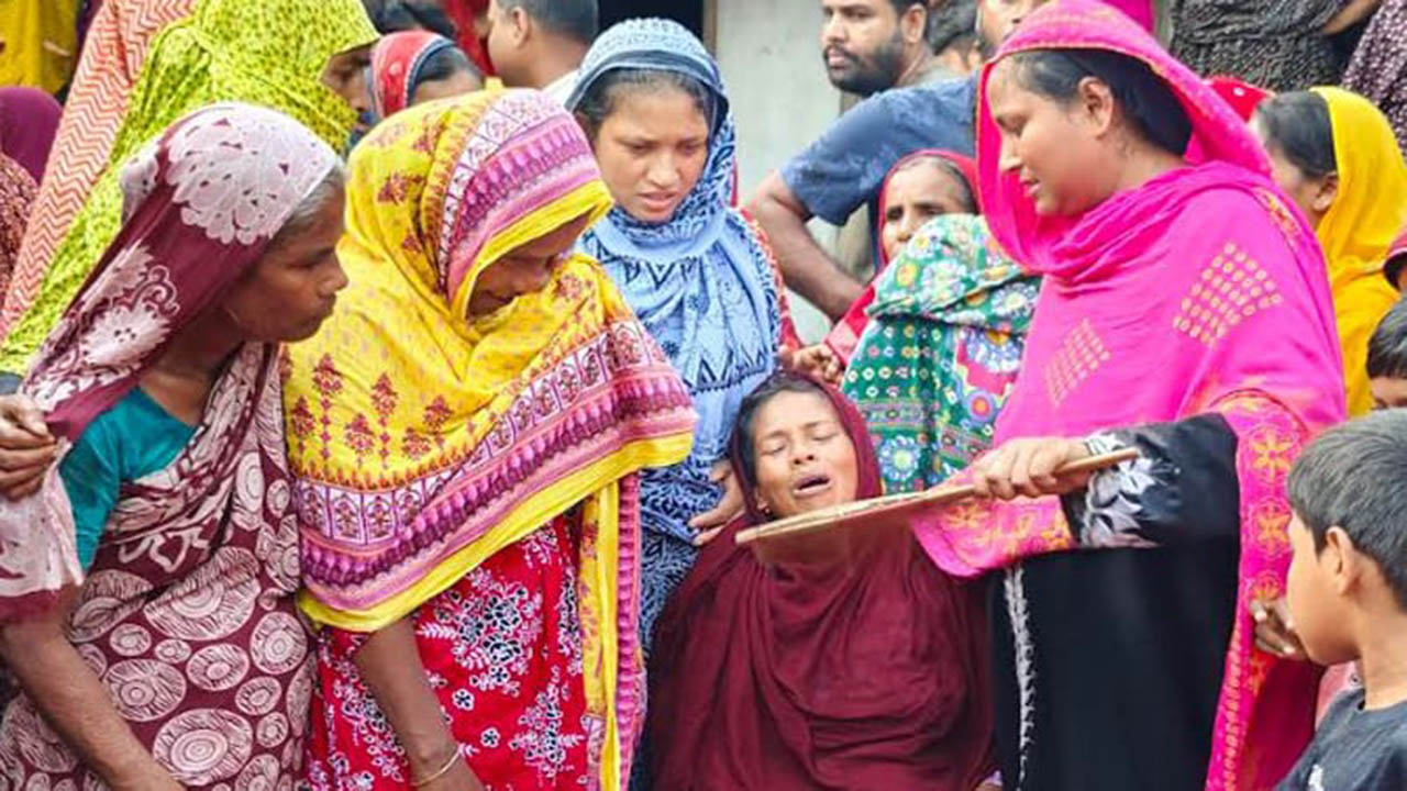 বাবাকে বাঁচাতে গিয়ে প্রাণ গেল ছেলেরও