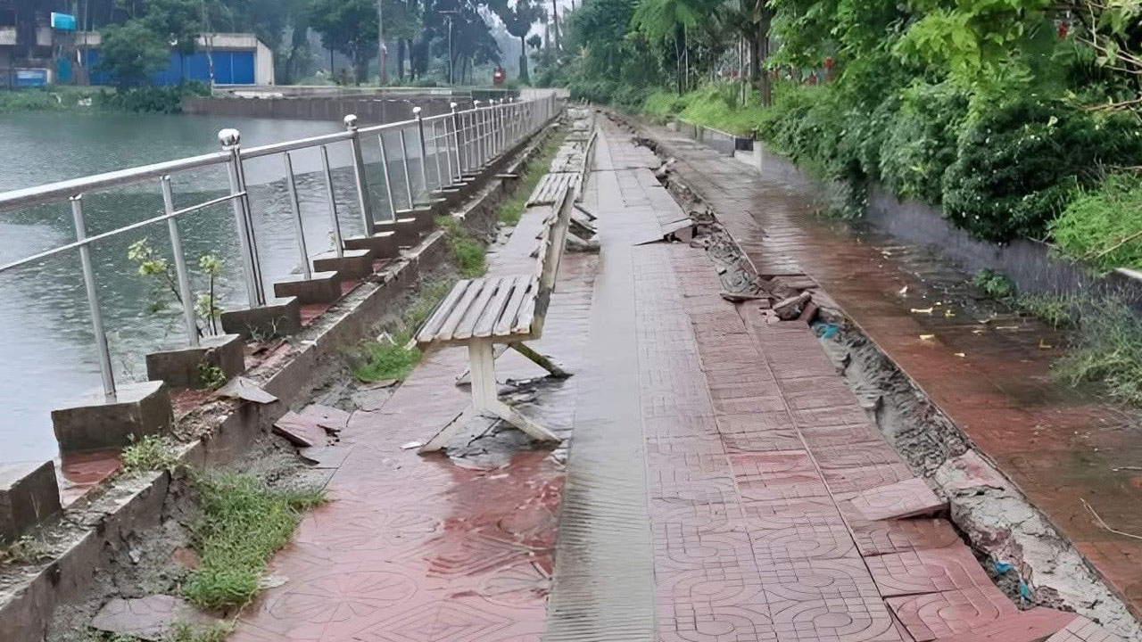 লক্ষ্মীপুরে টানা বৃষ্টিতে দেবে গেছে পার্কের ওয়াকওয়ে, জলাবদ্ধতায় দুর্ভোগ