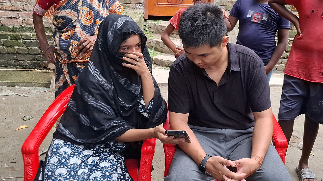 মাদারীপুরের সুমাইয়ার টানে ছুটে এলেন চীনা যুবক