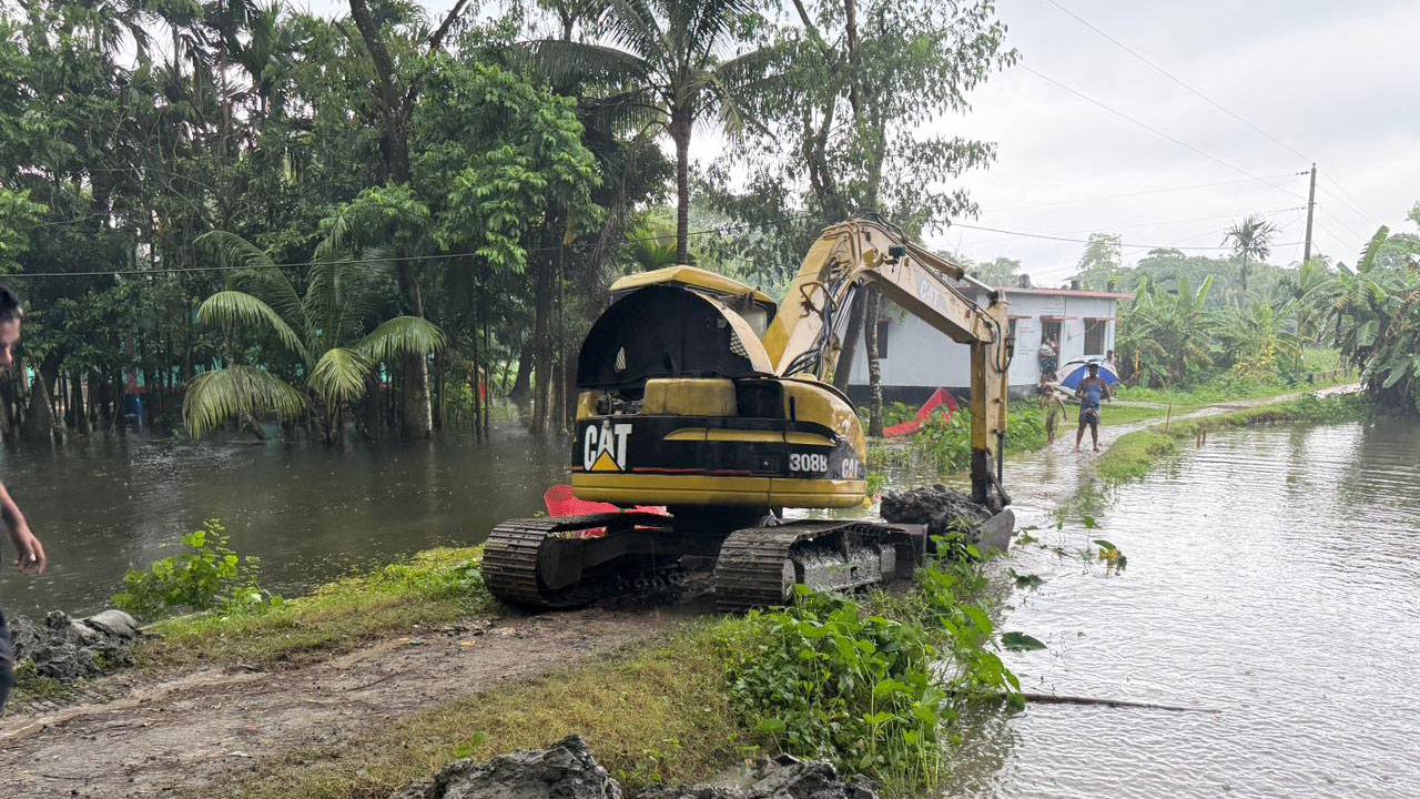 পানি প্রবাহে বাধা, অবৈধ অর্ধশতাধিক বাঁধ কেটে দিলেন ম্যাজিস্ট্রেট