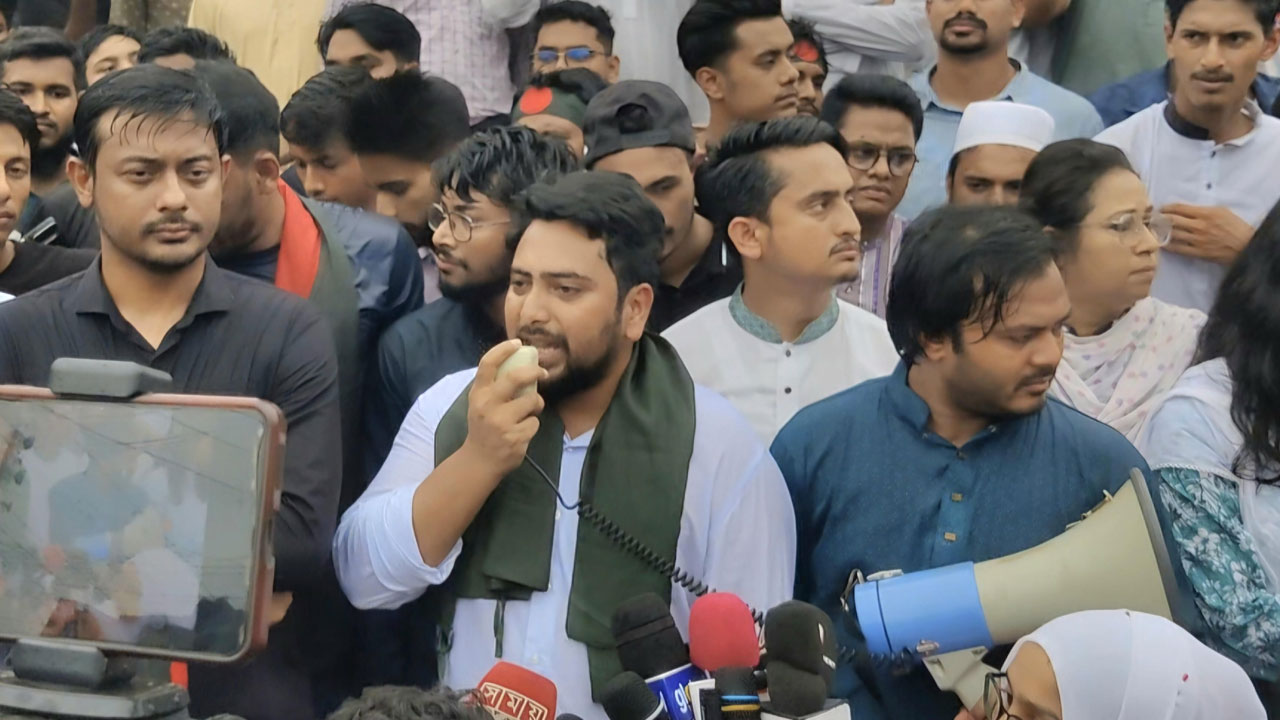 জুলাই সনদ বাস্তবায়ন না হওয়া পর্যন্ত ঘরে ফিরব না : নাহিদ ইসলাম