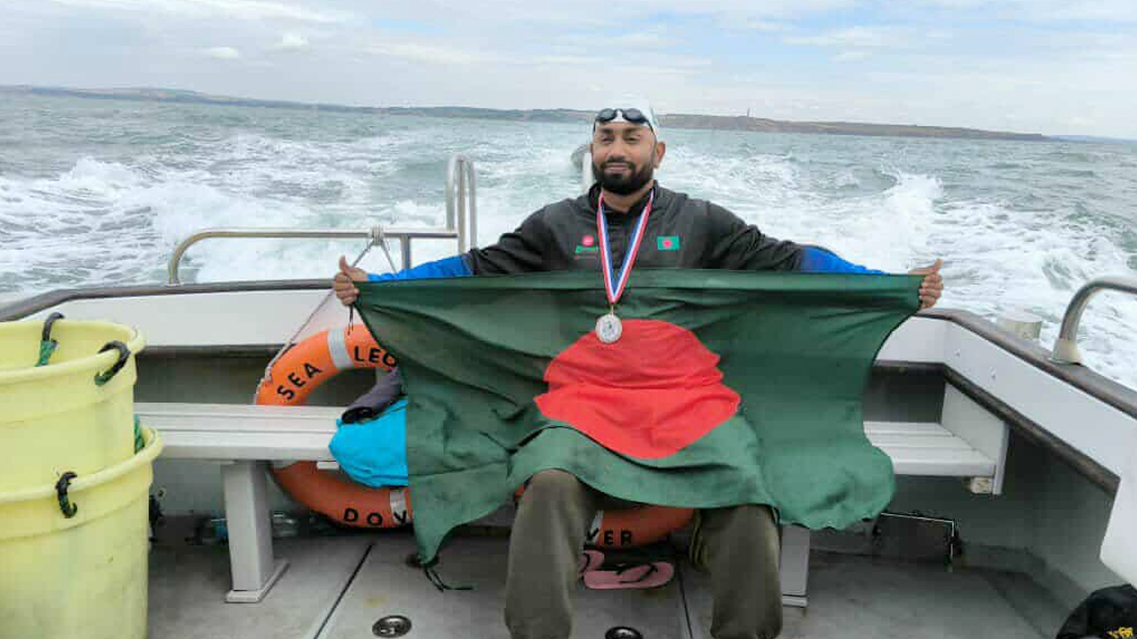 ৩৭ বছর পর ইংলিশ চ্যানেল পাড়ি দিলেন বাংলাদেশের দুই সাঁতারু