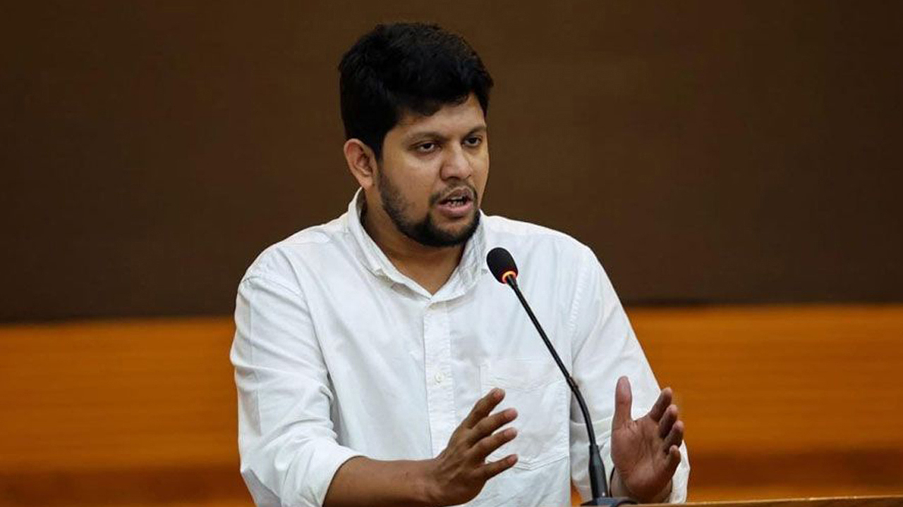 বড় শয়তান এখনো আমাদের কাঁধে শ্বাস ফেলছে : মাহফুজ আলম