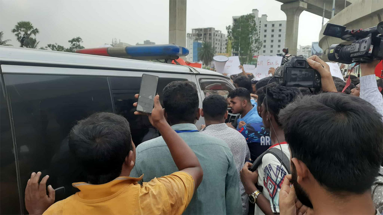 ভুয়া ভুয়া স্লোগান মাইলস্টোন শিক্ষার্থীদের